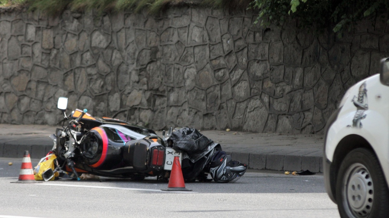 Тежка катастрофа с моторист в Самоков. Инцидентът е станал около 19:30