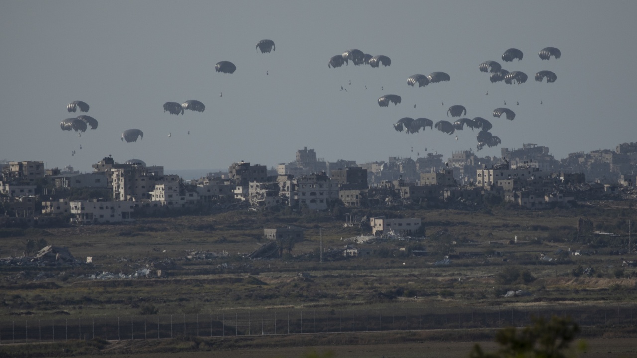 "Хамас" призова за прекратяване на хвърлянето на помощи в Газа от въздуха, след като те доведоха до смъртта на още двама души
