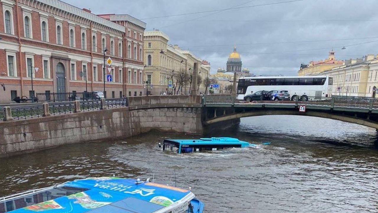 Автобус падна в река в Санкт Петербург, има загинал