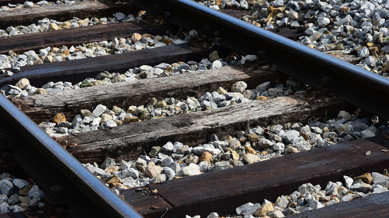 Тялото на 54-годишна жена е открито на железопътната линия край