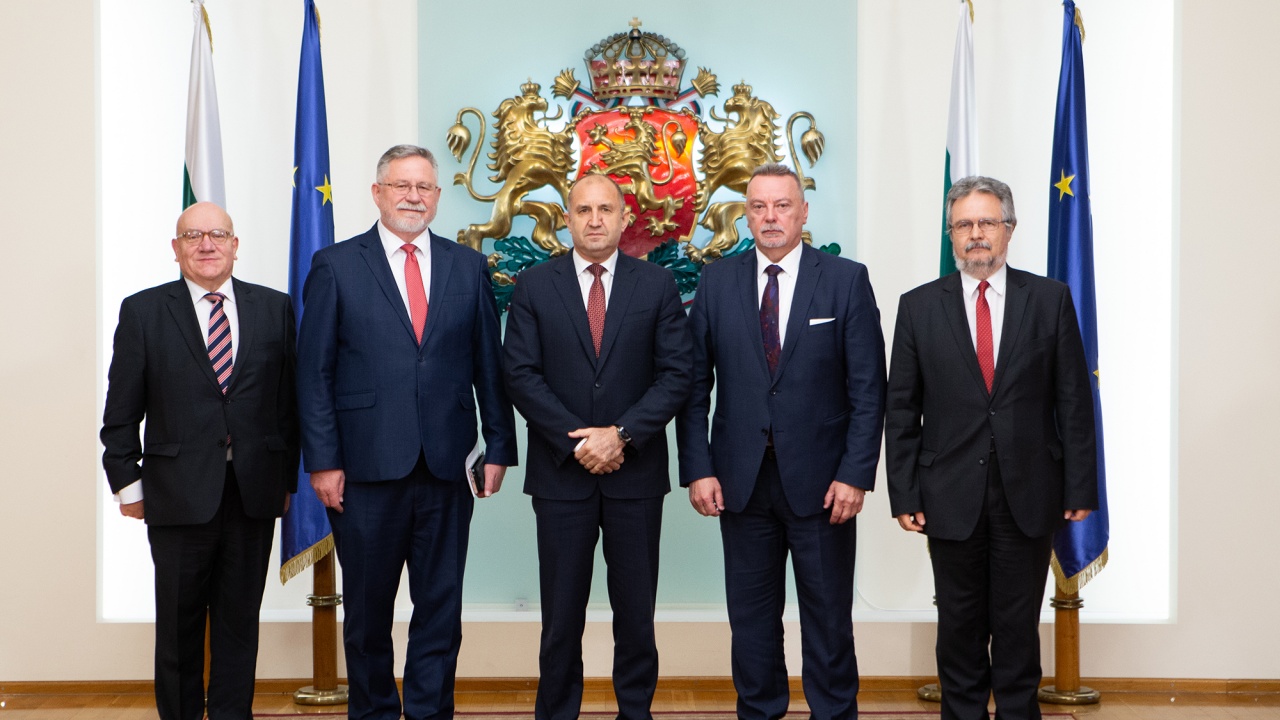 Президентът Радев проведе среща с посланиците на страните от Вишеградската група у нас