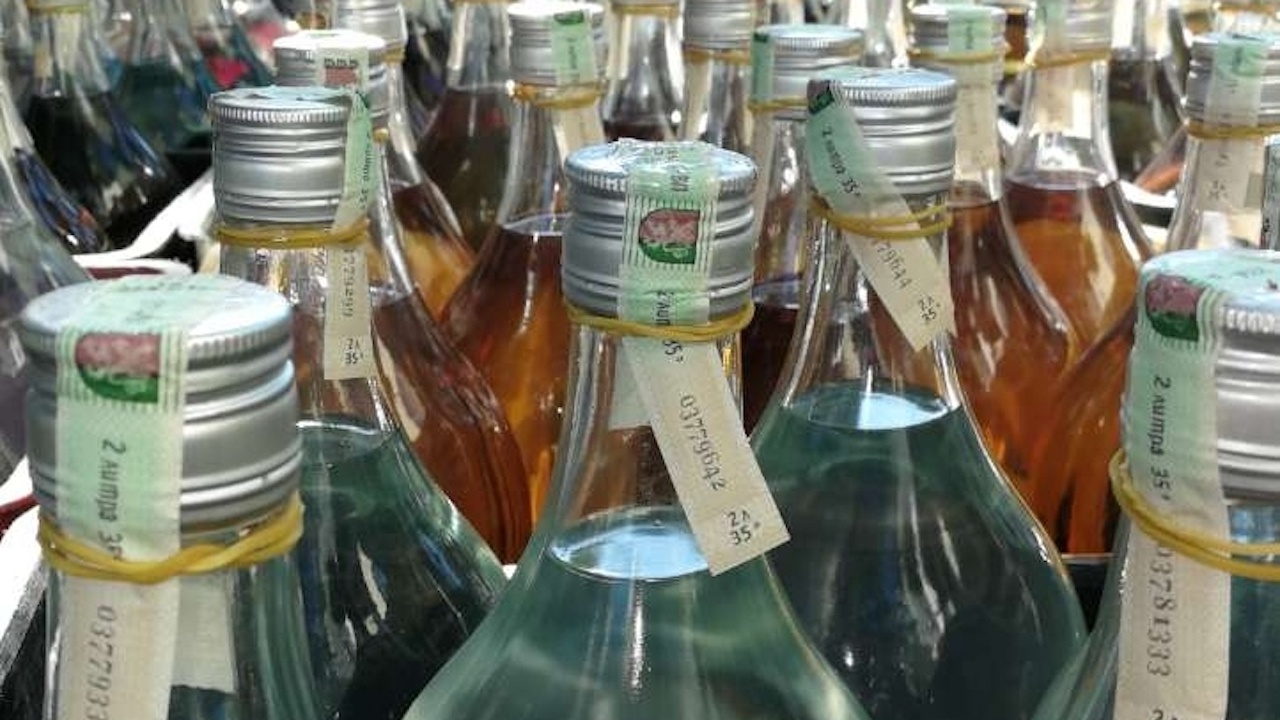 Полицаи и митничари конфискуваха 215 литра алкохол в монтанско село