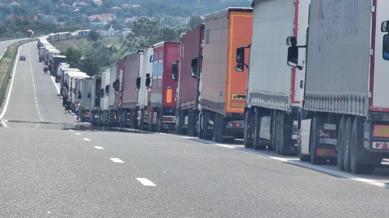 Интензивен е трафикът за товарни автомобили на изход на част от граничните пунктове с Румъния и Сърбия