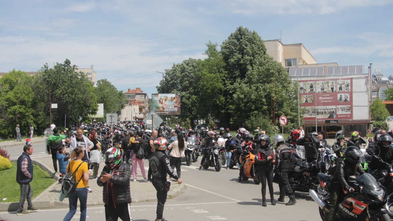 Рев на хиляди мотори огласи днес улиците на Ямбол. Рокери