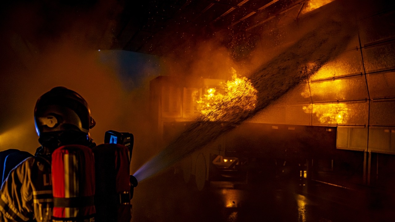 Пожар избухна тази сутрин в голям търговски център с 1400
