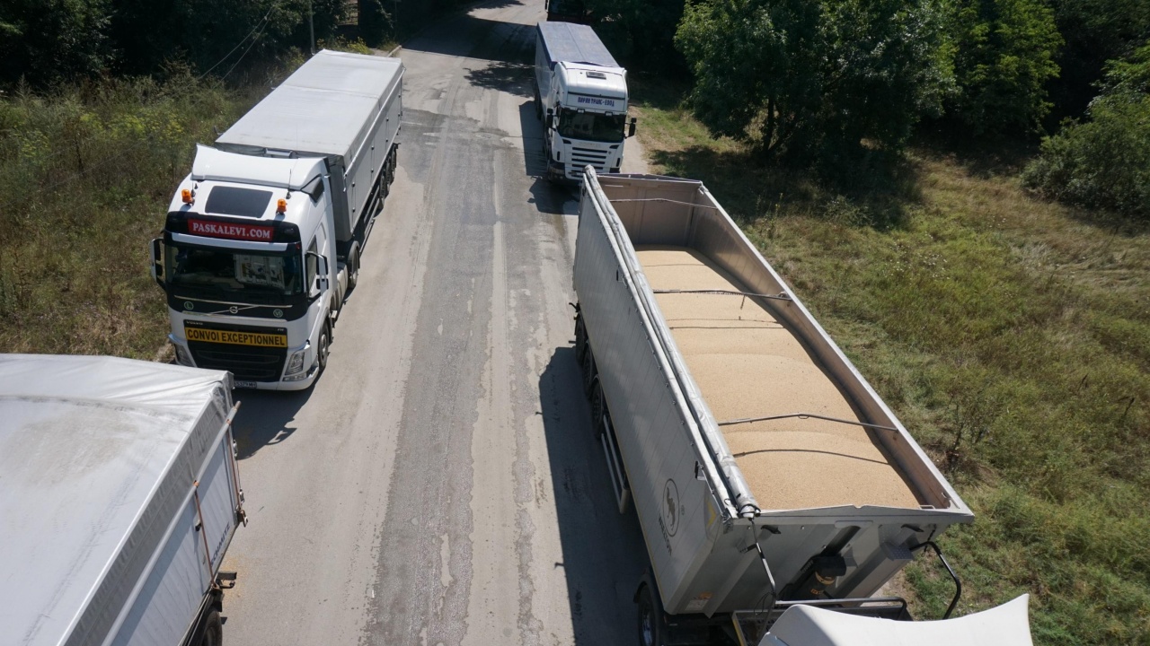 Интензивен е трафикът за товарни автомобили на изхода на границите с Румъния, Турция и Сърбия