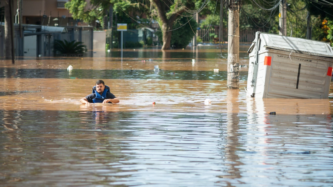 Спасители трескаво евакуираха хора блокирани вчера от опустошителните наводнения в