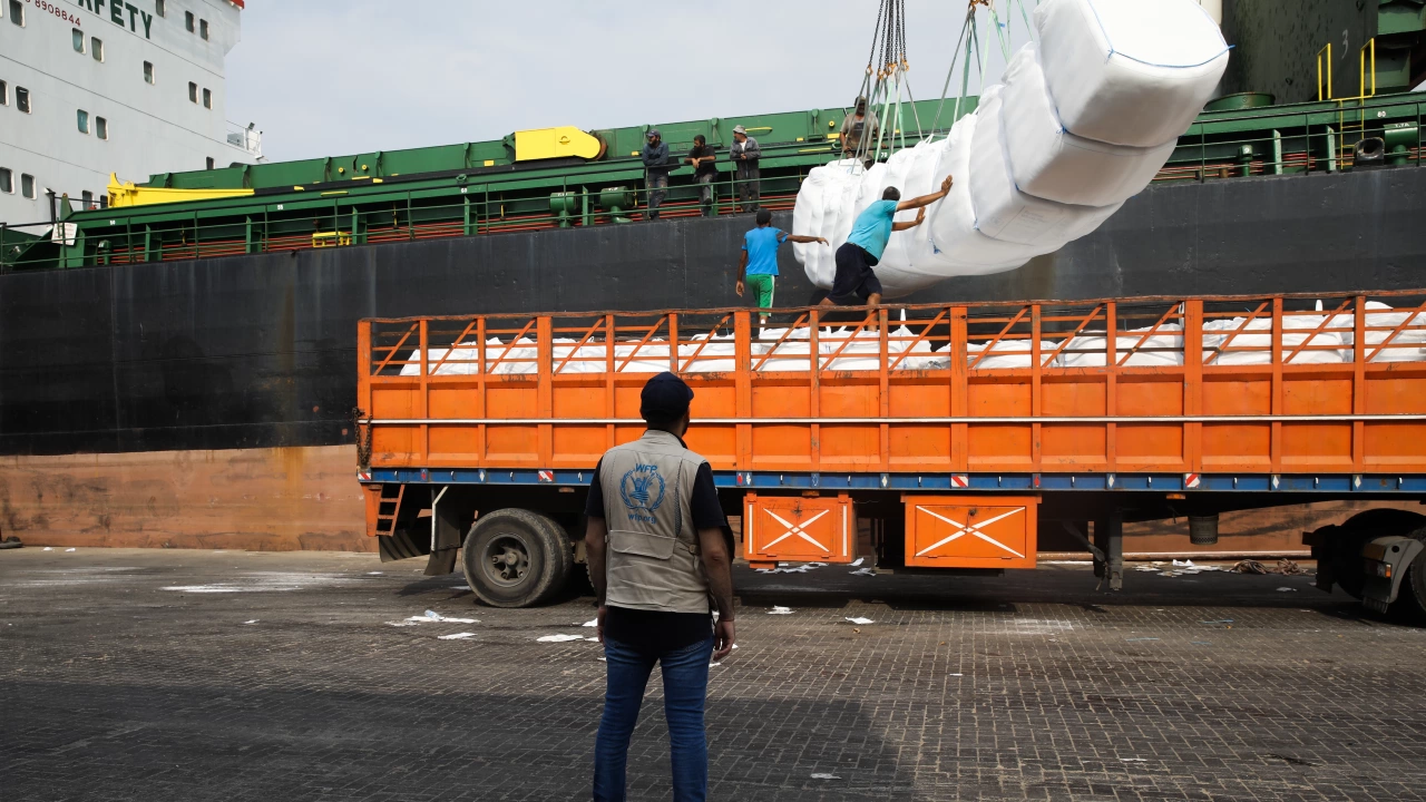 Кораб натоварен с 1900 тона хуманитарна помощ за ивицата Газа