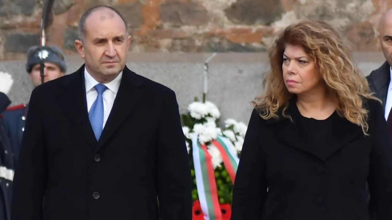 Президентът Румен Радев и вицепрезидентът Илияна Йотова присъстват на церемонията по издигане на знамето