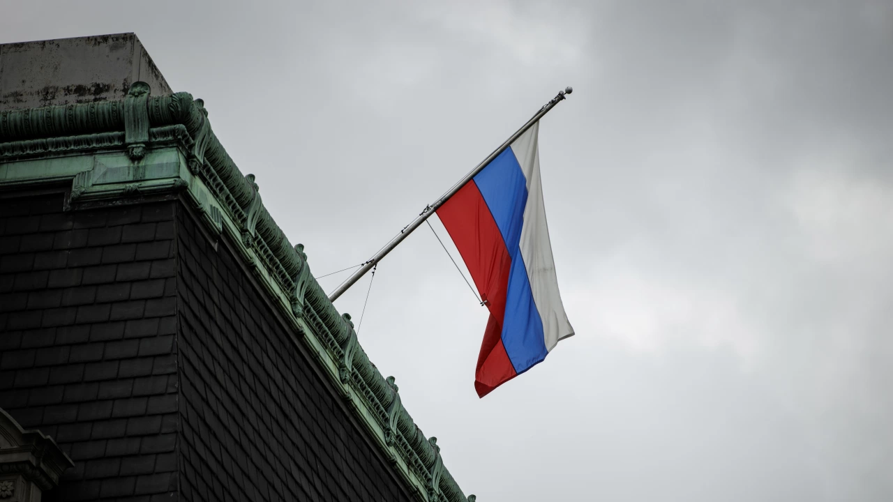 Руското знаме издигнато редом с българския трибагреник и флага на