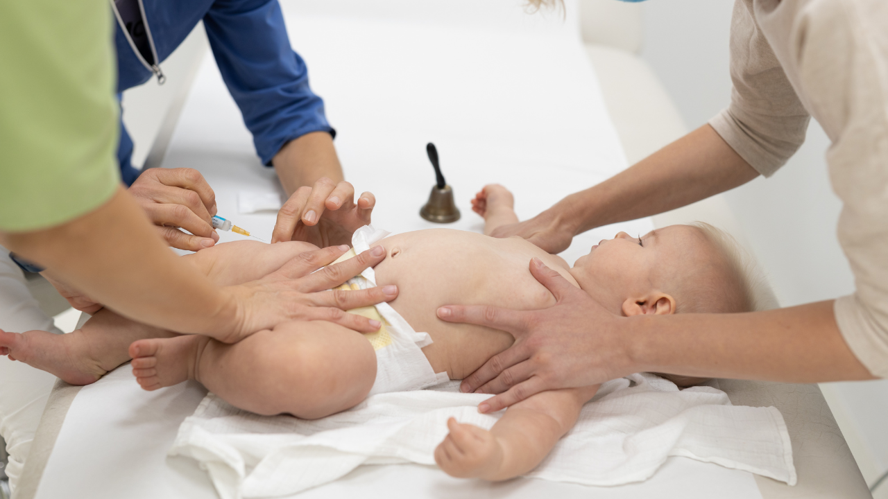 Коклюш: Лекари спасиха живота на бебе на 22 дни