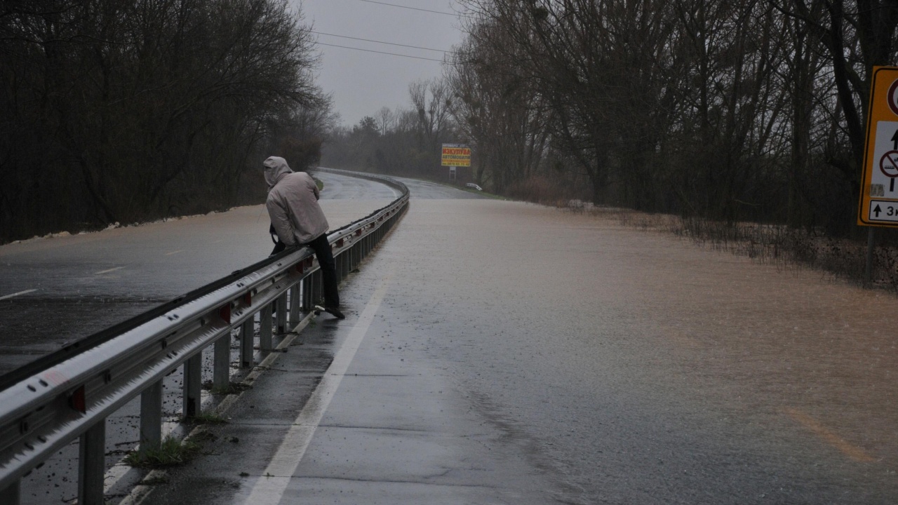 Проливни дъждове затвориха пътя Велико Търново - Свищов
