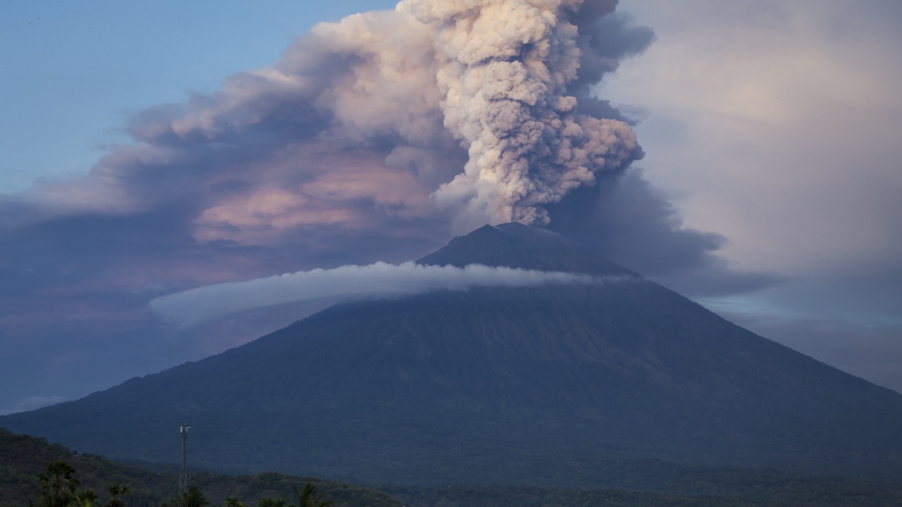 Вулканът Ибу в източна Индонезия изригна, като в продължение на