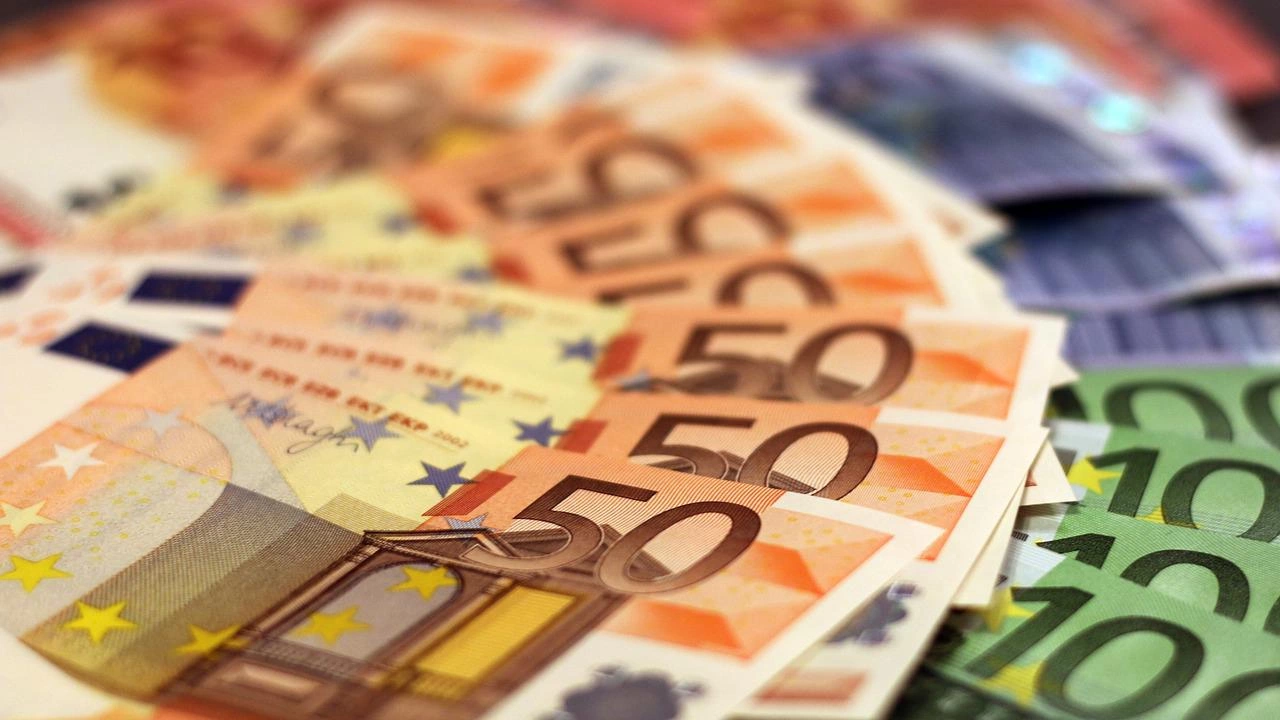 Курсът на еврото остана почти без промяна в сутрешната търговия