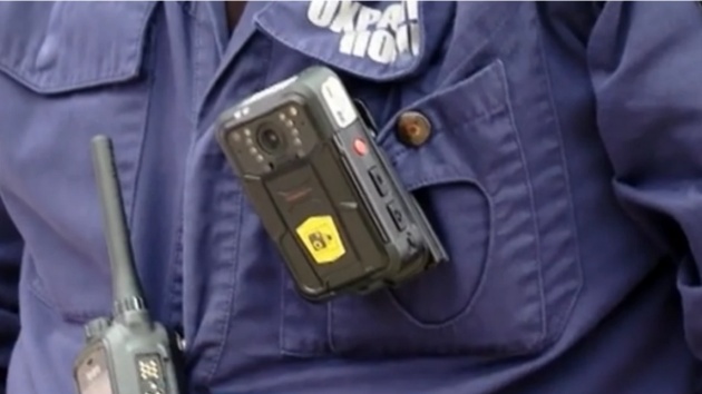 Трябва ли полицаите да носят нагръдни камери?
