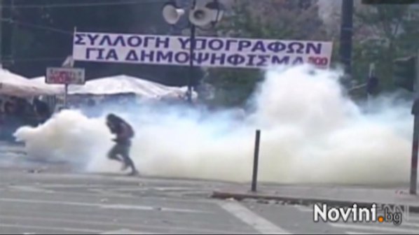 Бомби и сълзотворен газ на протест в Гърция