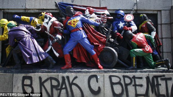 Супермен и приятели на Паметника на съветската армия