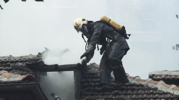 Четири пожарни коли се бореха с пожар в центъра на София
