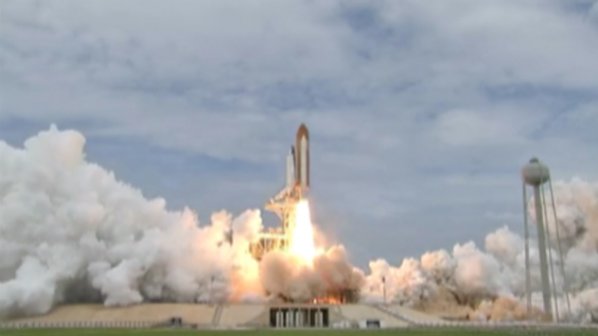 "Атлантис" се скачи с Международната космическа станция