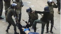 Египетската полиция брутално пребива момиче