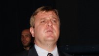 Красимир Каракачанов: Не сме длъжни да търпим хора, които искат да ни режат главите