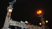 Протестиращи столичани коленичиха пред паметника на Васил Левски (обновена)