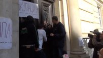 Контрапротестиращи нахлуха в Софийския университет