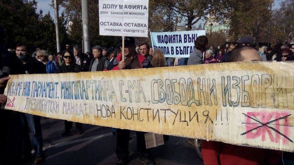 Десетки хиляди връчват оставката на Орешарски пред Министерски съвет