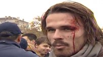 Протестиращ: Полицаите ме събориха и ритаха