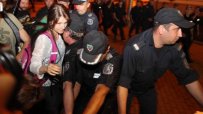 Полицията едва удържа натиска на протестиращите