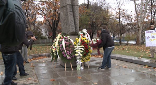 Протестиращи и контрапротестиращи студенти поднесоха цветя пред паметника на Св. Климент Охридски
