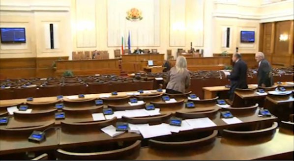Само четирима депутати останаха до края на парламентарния контрол