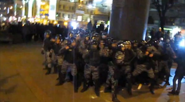 Полицията отбранява паметника на Ленин в Киев