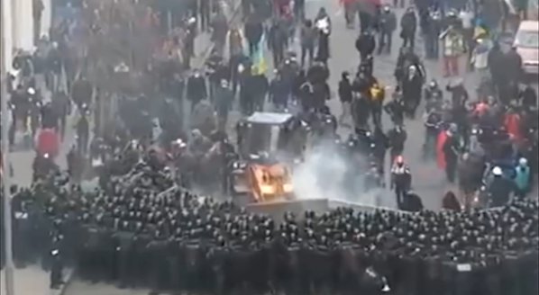 Протестиращи атакуват президентството в Киев с булдозер