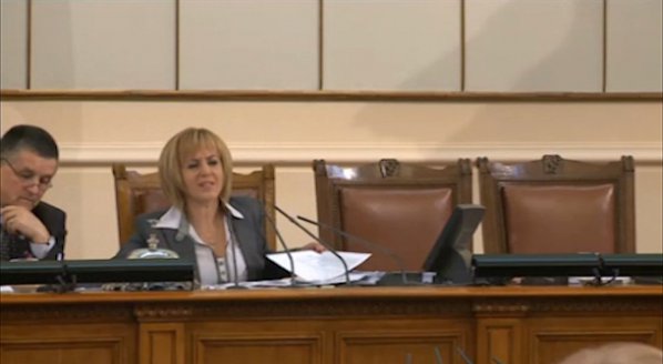 Манолова: В залата са 241 депутати, има кворум
