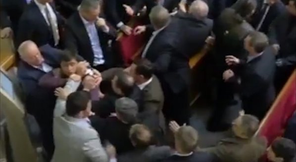 Кървав бой в украинския парламент