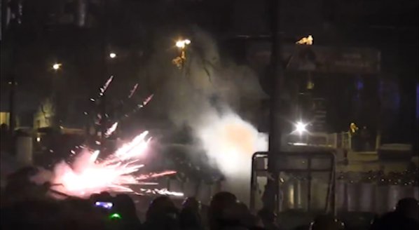 Канонада от фойерверки,димни гранати и "Молотов" в Киев