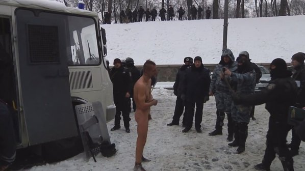 "Беркут" снима на студа чисто гол демонстрант