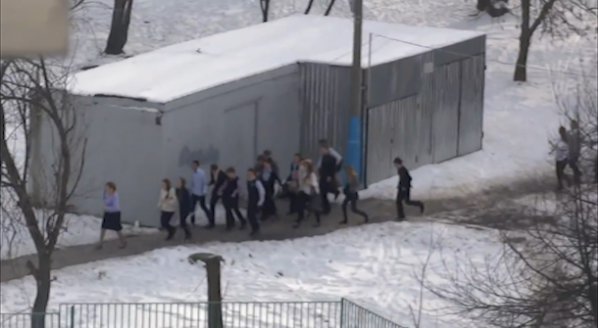 Въоръжен взе заложници в московско училище