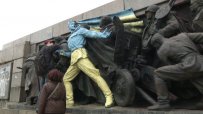 Паметникът на Съветската армия боядисан в синьо-жълто