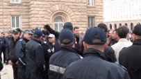 Полицията изтласква протестиращите в защита на Плевнелиев