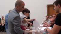Цветан Цветанов гласува със семейството си за връщане на държавността