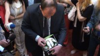 Миков подари футболна топка на Борисов