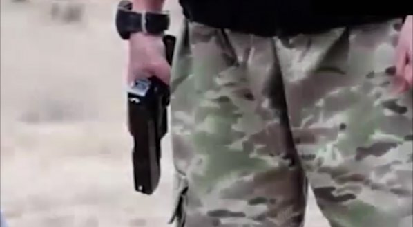 Момче екзекутира "руски агенти" в клип на "Ислямска държава"