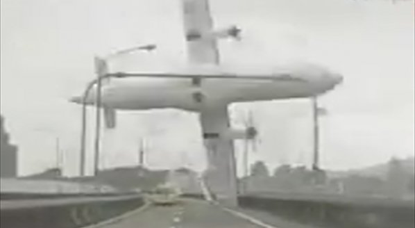 Вижте катастрофата на тайванския самолет