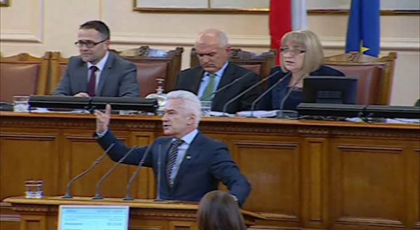Показаха среден пръст на Сидеров в парламента.Цачева: Не е среден ,но е пръст