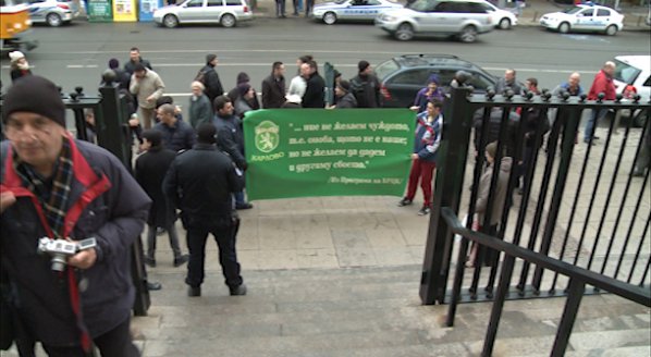 Карловци развяват знамена "Свобода или смърт" пред Съдебната палата