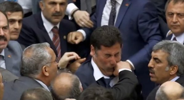 Турски депутати се биха