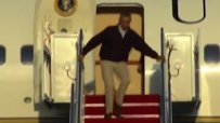 Обама се спъна на стълбите на самолета си