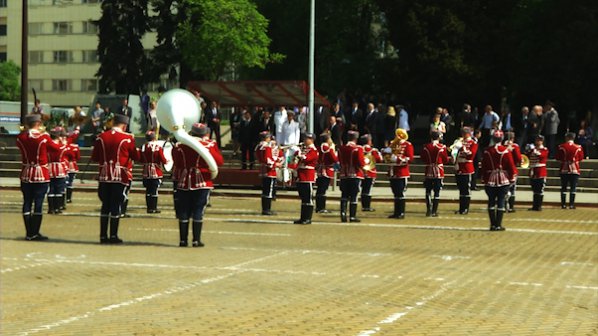Военните оркестри изпълниха популярни мелодии на парада
